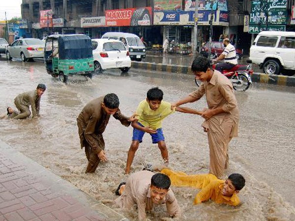 “Phố biến thành sông” ở Pakistan “Phố biến thành sông” ở Pakistan
