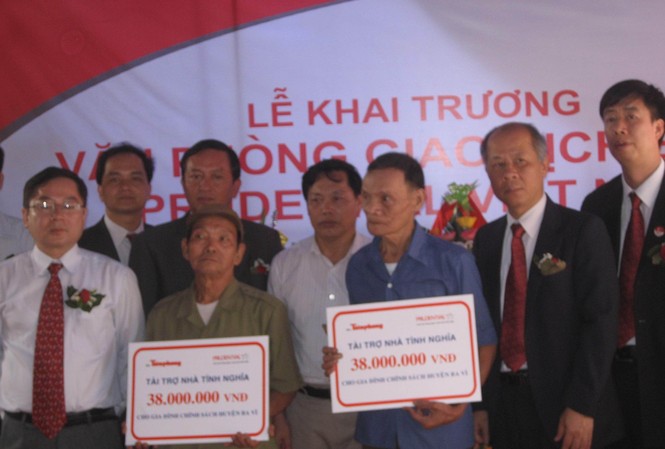 Prudential hối hợp với Tiền Phong tặng nhà tình nghĩa Lãnh đạo Cty Prudential VN và báo Tiền Phong trao tiền tài trợ xây nhà tình nghĩa cho thương binh Hứa Minh Thuận và Lê Thành Trung