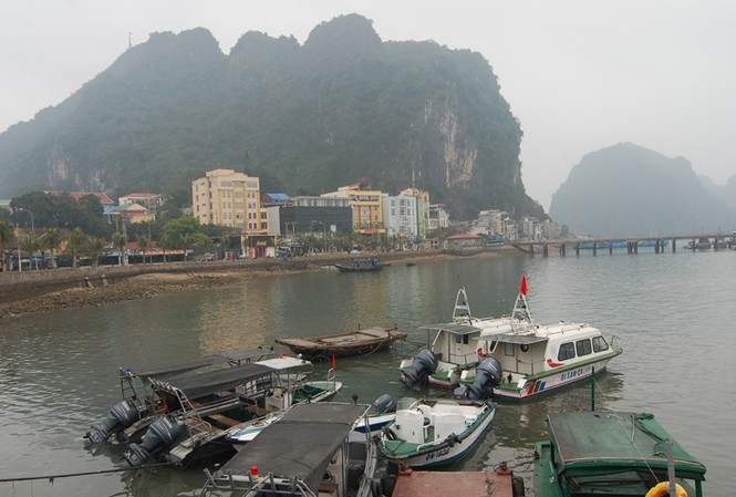 Cú hích Quảng Ninh? Núi Bài thơ nhìn từ Vịnh HL. Ảnh: Xuân Ba
