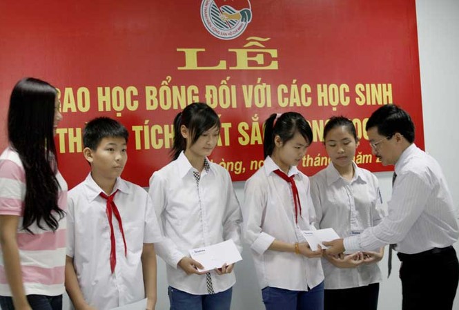 Báo Tiền phong về với TP Hoa phượng đỏ Báo Tiền phong về với TP Hoa phượng đỏ