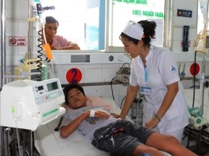 Hơn 42.000 trường hợp mắc bệnh sốt xuất huyết Khám cho trẻ bị sốt xuất huyết. (Ảnh: Phương Vy/TTXVN)
