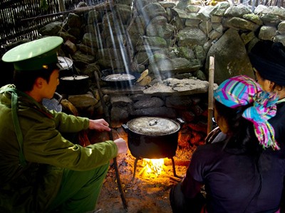 Quân trang chống rét cho Bộ đội biên phòng Chiến sĩ biên phòng Lào Cai và dân bản trong ngày giá rét