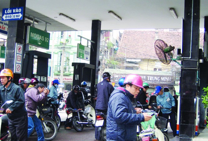 Quản lý chất lượng xăng dầu có vấn đề Theo các doanh nghiệp nhập khẩu xăng dầu, còn nhiều kẽ hở trong quản lý chất lượng xăng dầu. Ảnh: Vũ Hạnh