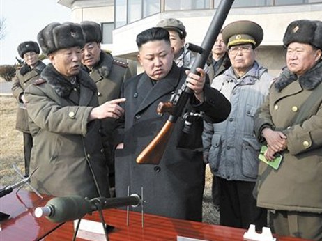 Triều Tiên rầm rộ chuẩn bị chiến tranh? Lãnh đạo Kim Jong Un trực tiếp chỉ huy cuộc tập trận bắn đạn thật ở một đơn vị pháo binh hôm 26-2