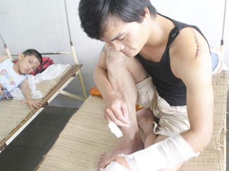 30 côn đồ vây chém bốn người trong một gia đình 30 côn đồ vây chém bốn người trong một gia đình