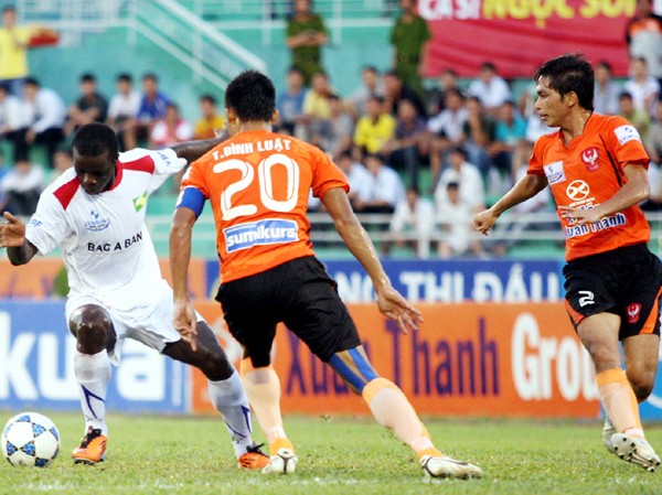Hà Nội T&T củng cố ngôi đầu Một pha bóng trong trận Sài Gòn FC hòa SLNA 2-2 Ảnh: Tường Vũ