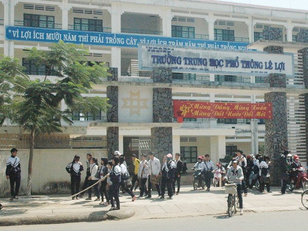 Lạm thu hàng trăm triệu đồng của học sinh Lạm thu hàng trăm triệu đồng của học sinh