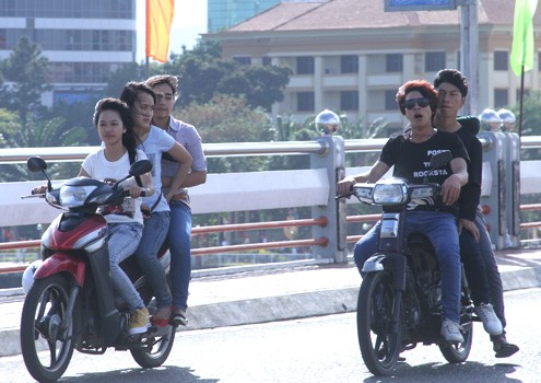 Tết đầu trần dạo phố thách đố CSGT Tết đầu trần dạo phố thách đố CSGT