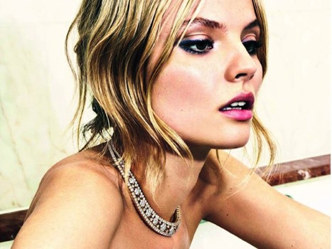 Magdalena Frackowiak ngực trần khoe trang sức Magdalena Frackowiak ngực trần khoe trang sức
