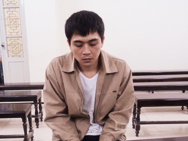 Giết người chỉ lĩnh 5 năm tù vì bị rối loạn hoang tưởng Bị cáo Nguyễn Quang Huy trước vành móng ngựa