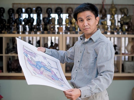 Báo Mỹ: Hoàng Sa, Trường Sa là của Việt Nam Anh Trần Đình Thắng cầm trên tay một tấm bản đồ tại nhà riêng ở West Hartford, Connecticut