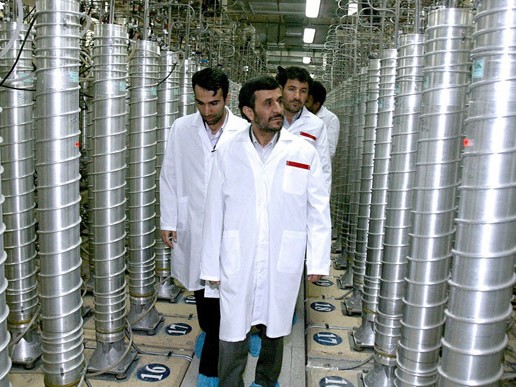 Iran lắp đặt 3.000 máy ly tâm làm giàu uranium Tổng thống Iran Mahmoud Ahmadinejad tới thăm cơ sở hạt nhân Natanz vào năm 2008
