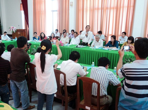 Chưa rõ 'bệnh' của Cty Bình An Ông Võ Thanh Hùng (đứng, cầm micro) trả lời báo chí. Ảnh: Sáu Nghệ