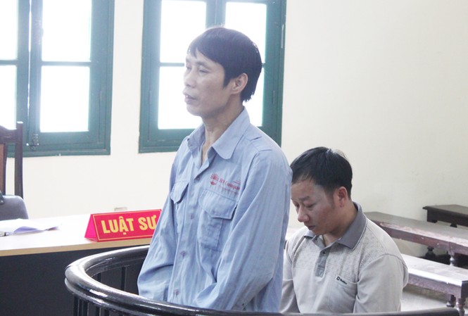Trộm chó, ném gạch chết người Hai bị cáo Nhàn và Long trước vành móng ngựa