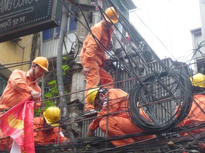 EVN lại 'đòi' tăng giá điện? EVN lại 'đòi' tăng giá điện?