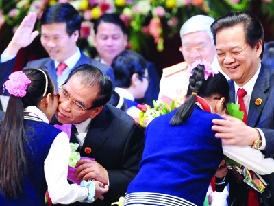 Gắn thi đua với xây dựng con người Việt Nam thời kỳ mới TBT Nông Đức Mạnh, Thủ tướng Nguyễn Tấn Dũng trong ĐH Thi đua yêu nước Ảnh: Hoàng Hà