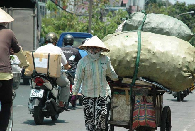 Mưu sinh giữa nắng nóng Sài Gòn Mưu sinh giữa nắng nóng Sài Gòn