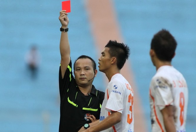 Chân dung vị 'vua áo đen' khiến V-League nổi sóng Trọng tài Nguyễn Văn Kiên lại khiến V-League nổi sóng. Ảnh: Bảo Nghi