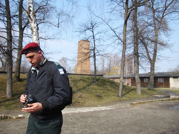 Vào trại Auschwitz Một trong rất nhiều những người lính Israel đến thăm di tích Auschwitz Ảnh: Thu Tâm - Hoài Anh