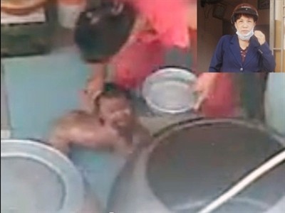 Ngày 7-1 xét xử bảo mẫu 'tắm trẻ bằng chân' Bảo mẫu Phụng đang hành hạ bé Ngân (ảnh chụp từ video clip).