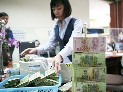 Giảm lãi suất tiền gửi về mức 7,5%: Ngân hàng hưởng lợi Sẽ xuất hiện cuộc chạy đua lãi suất ngầm.
Ảnh: Hồng Vĩnh