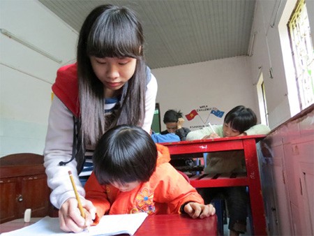 Thiếu nữ trẻ bị câm điếc làm cô giáo Thiếu nữ trẻ bị câm điếc làm cô giáo