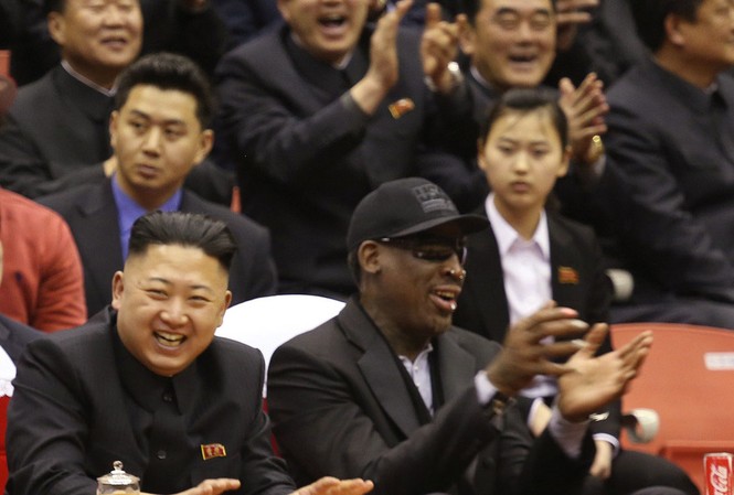 Vợ chồng ông Kim Jong Un sinh con gái Ngôi sao bóng rổ Mỹ Dennis Rodman cùng lãnh đạo Triều Tiên Kim Jong Un