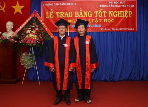 Vợ chồng sinh viên luật U70 tốt nghiệp Vợ chồng sinh viên luật U70 tốt nghiệp
