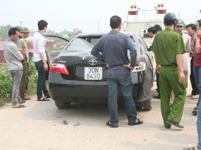 Bắt sáu người trong vụ hỗn chiến trên bờ đê Công an khám nghiệm hiện trường vụ hỗn chiến