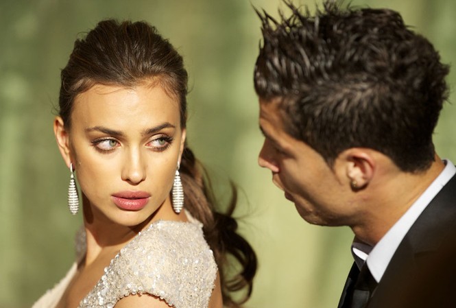 Ronaldo dính líu đến 'thế giới ngầm' Ronaldo và cô bồ xinh đẹp Irina Shayk bị coi là có ‘liên hệ’ với thế giới ngầm
Ảnh: El Pais