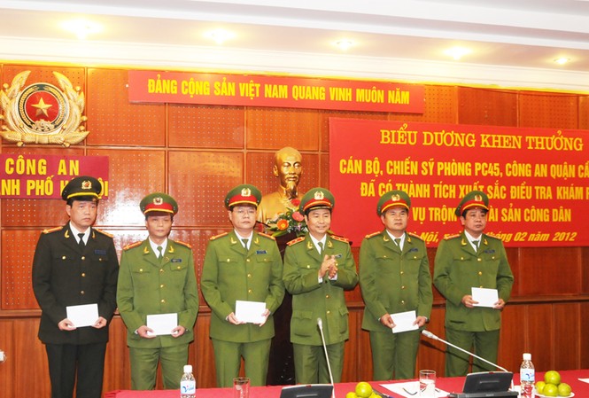 Triệt phá băng nhóm trộm hơn một tỷ đồng Các cán bộ, chiến sĩ nhận bằng khen của Bộ Công an. Ảnh: Tuấn Nguyễn