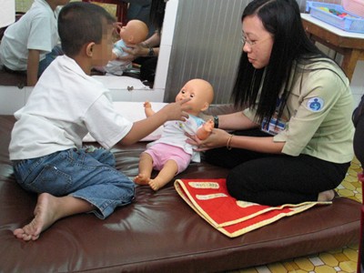 Can thiệp sớm, trẻ tự kỷ có thể đi học Chuyên viên tâm lý khám cho một trường hợp trẻ bị tự kỷ. Ảnh: T.T.D