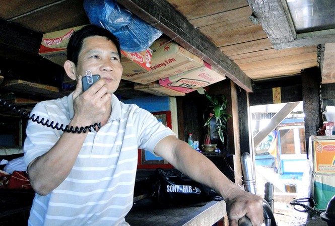 Những ngư dân thi sĩ Thuyền trưởng Dương Thành Minh với chiếc Icom vẫn hát cho ngư dân nghe những đêm câu mực Ảnh: Hải Anh