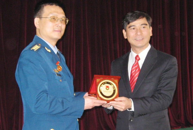 Đoàn sỹ quan trẻ Trung Quốc thăm T.Ư Đoàn Bí thư T.Ư Đoàn Dương Văn An tặng quà lưu niệm cho phía bạn