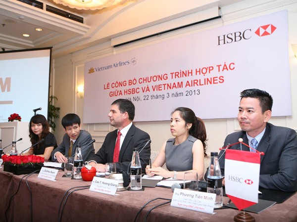 Ngân hàng ngoại đầu tiên hợp tác với Vietnam Airlines Đại diện trong lễ kỹ kết