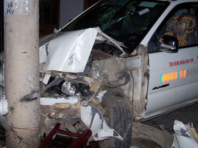 Taxi 'điên' lao lên vỉa hè, đâm hai người bị thương Taxi 'điên' lao lên vỉa hè, đâm hai người bị thương