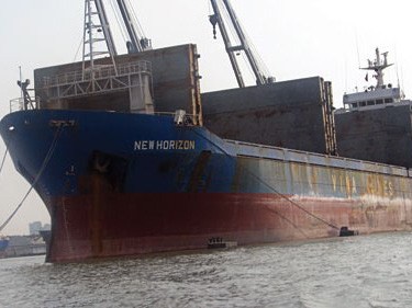 Bán 7 tàu 'hoang' ở nước ngoài để trả lương thủy thủ Bán 7 tàu 'hoang' ở nước ngoài để trả lương thủy thủ