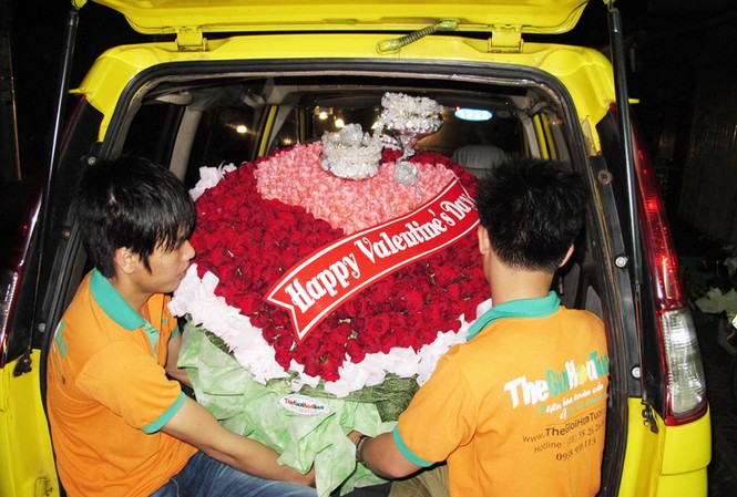 Lẵng hoa tình nhân giá hơn 15 triệu đồng Lẵng hoa tình nhân giá hơn 15 triệu đồng