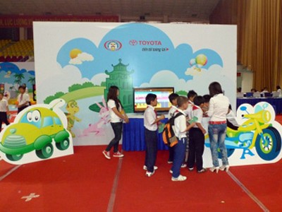 Học sinh tiểu học tìm hiểu ATGT Học sinh tiểu học tìm hiểu ATGT