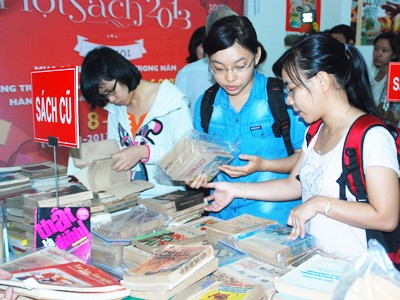 Hoài niệm với sách cũ Nhiều bạn trẻ tìm đến với quầy sách cũ