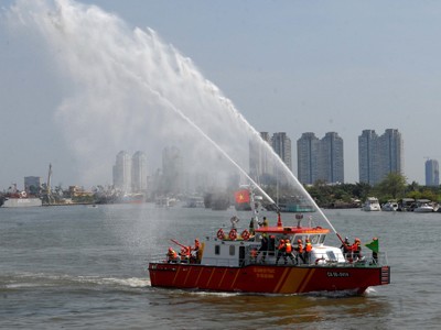 Tiếp nhận tàu chữa cháy, cứu hộ - cứu nạn hiện đại nhất VN Tiếp nhận tàu chữa cháy, cứu hộ - cứu nạn hiện đại nhất VN