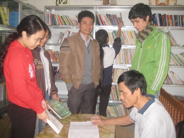 Thư viện làng thắp sáng ước mơ Thư viện làng của nhóm bạn trẻ. Ảnh: D.N