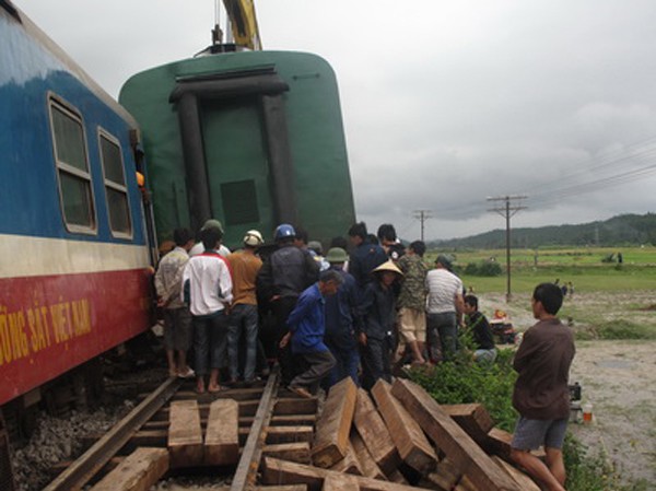 Nỗ lực thông tàu Bắc Nam Khắc phục sự cố do tai nạn. Ảnh: VietNam+