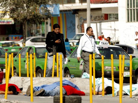 Nã súng tại Mexico, năm tài xế thiệt mạng Thi thể năm tài xế nằm trên đường. Ảnh: Getty Images