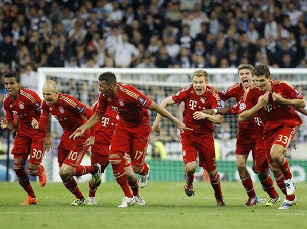 Hùm xám “bắn hạ” Kền kền Các cầu thủ Bayern Munich ăn mừng giành vé dự trận chung kết được tổ chức ngay trên sân nhà Ảnh: AP