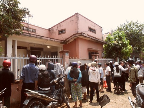 Cô giáo bị nghi đầu độc con rồi treo cổ tự tử Cô giáo bị nghi đầu độc con rồi treo cổ tự tử