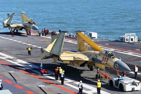 J-15 là bản sao của F/A-18 Hornet? J-15 là bản sao của F/A-18 Hornet?