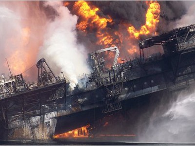 Tràn dầu ở vịnh Mexico: Do máy móc quá phức tạp Hai ngày sau vụ nổ giếng dầu, Deepwater Horizon chìm xuống đáy biển
Ảnh: The New York Times