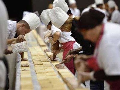 Chiếc bánh kem dài 1,2 km phá vỡ kỷ lục Guinness Chiếc bánh kem dài 1,2 km phá vỡ kỷ lục Guinness