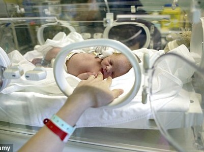 Bé gái sống lại sau 12 giờ nằm trong nhà xác Bé gái sống lại sau 12 giờ nằm trong nhà xác